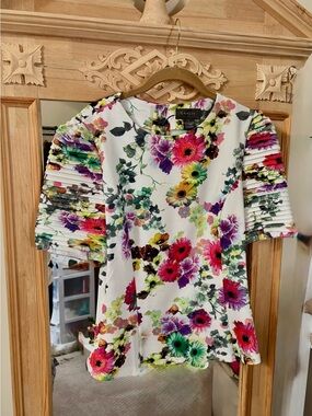 Gracia White Floral Blouse with Pleated Sleeves- Pristine - M